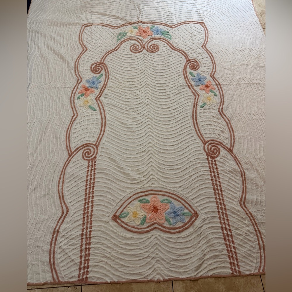 Vintage WhiteChenille Ribbed Bedspread With Flowers 100x83”  Cottage Core Spring